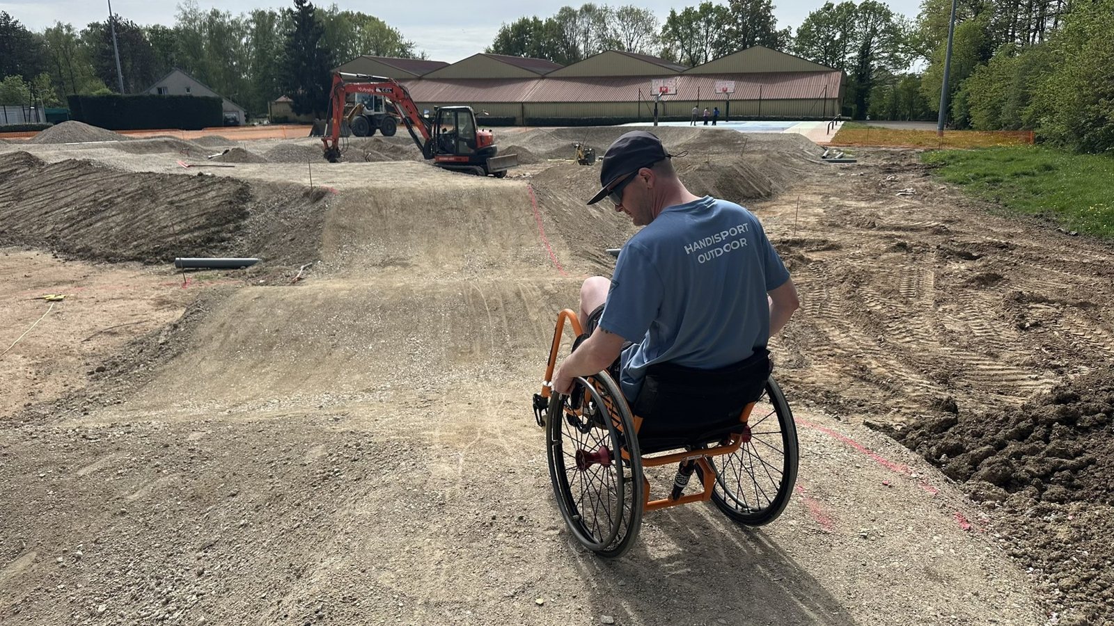 Test en fauteuil sur le terrassement, avant coulage de l'enrob&eacute;
