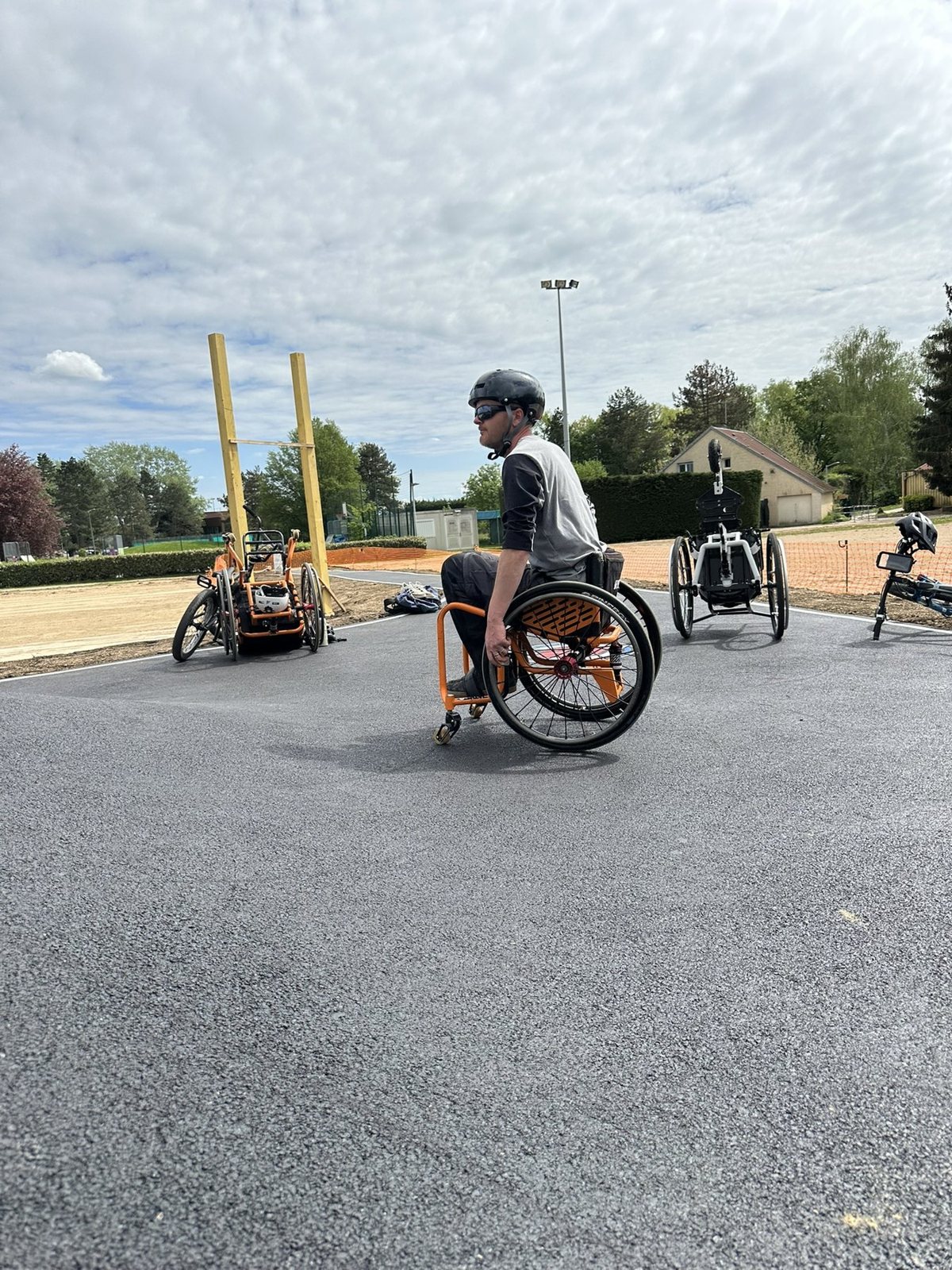 Pratiquants en fauteuil et en handbike sur la piste inclusive de Bois d'Arcy