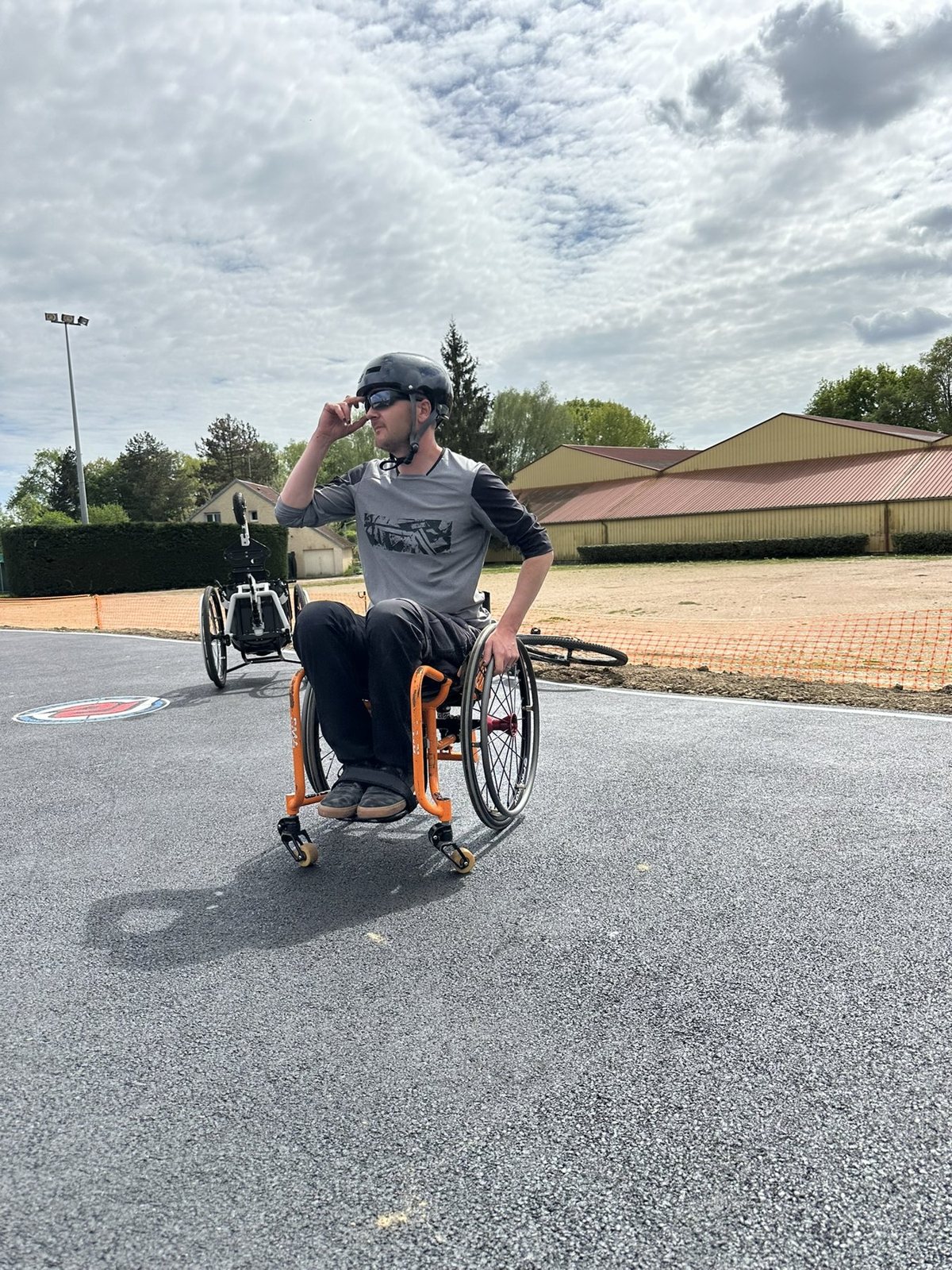Pratiquant en fauteuil sur la piste