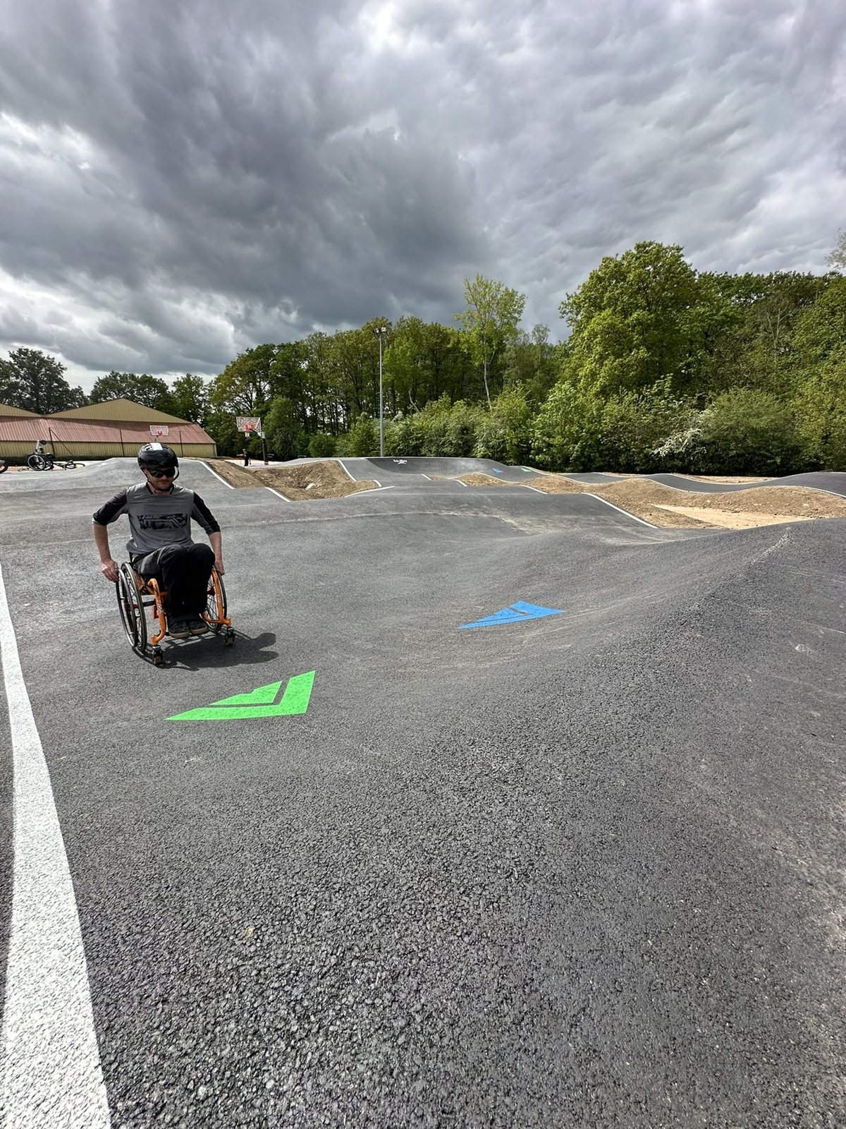 Piste inclusive avec signal&eacute;tique de niveau au sol